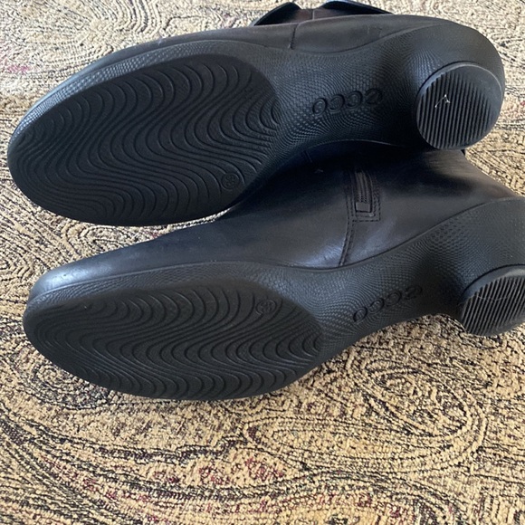 Very cute and comfortable Ecco black bootie. - Picture 6 of 10